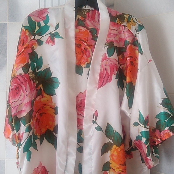 2 flowered Robes white and Peach Medium. Women's - Picture 7 of 13